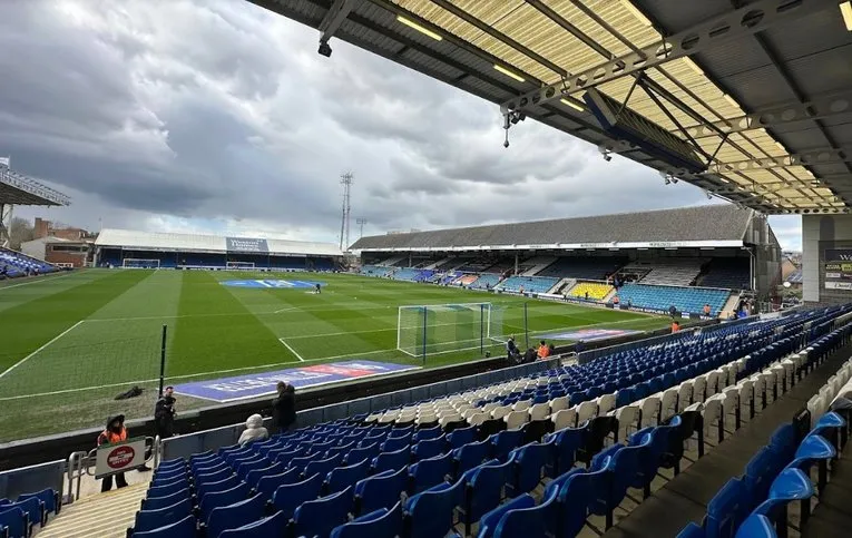 Khung cảnh sân Weston Homes nhìn từ ghế ngồi khán đài, chuẩn bị cho trận đấu của Peterborough United.