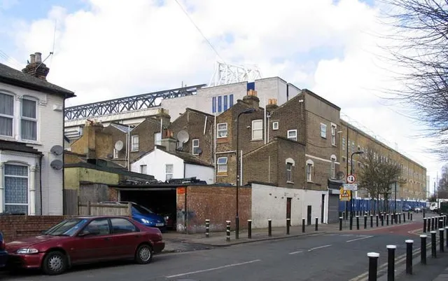 Khung cảnh sân White Hart Lane nhìn từ đường Vicarage Road, một góc quen thuộc đối với người hâm mộ Tottenham