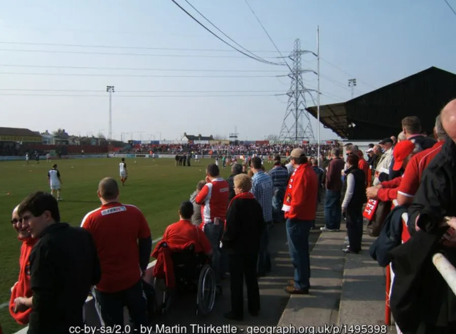 Khung cảnh sôi động tại sân Stonebridge Road vào ngày diễn ra trận đấu của Ebbsfleet United