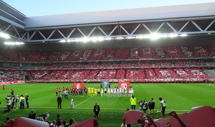 Khung cảnh trận đấu khai mạc lịch sử tại sân vận động Stade Pierre-Mauroy