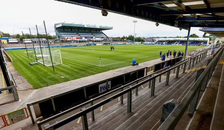 Khung cảnh từ khán đài đứng Memorial Stadium, nơi cổ động viên Bristol Rovers cuồng nhiệt