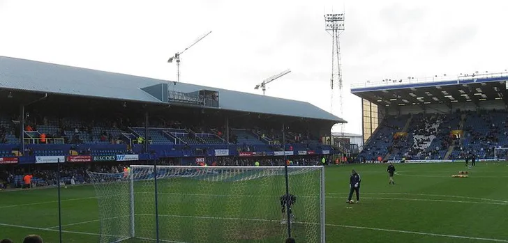 Khung cảnh từ khán đài Fratton Park, nhìn xuống sân cỏ