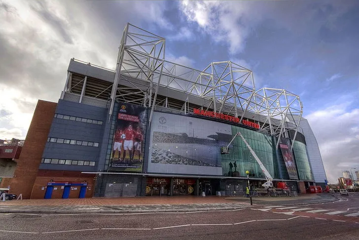 Kiến trúc bên ngoài sân Old Trafford, với mặt tiền ấn tượng và khu vực xung quanh.