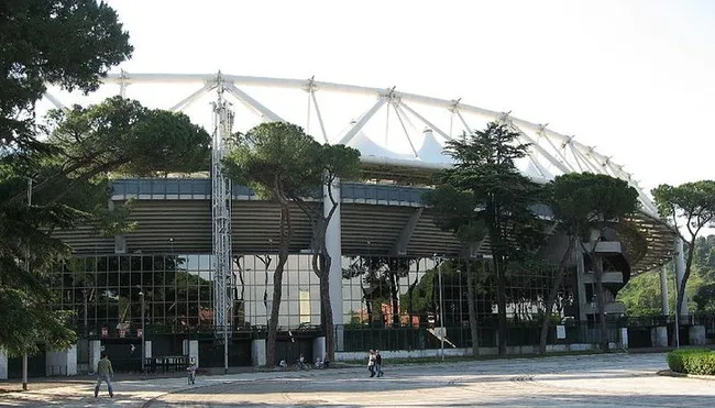 Kiến trúc bên ngoài tráng lệ của sân vận động Stadio Olimpico