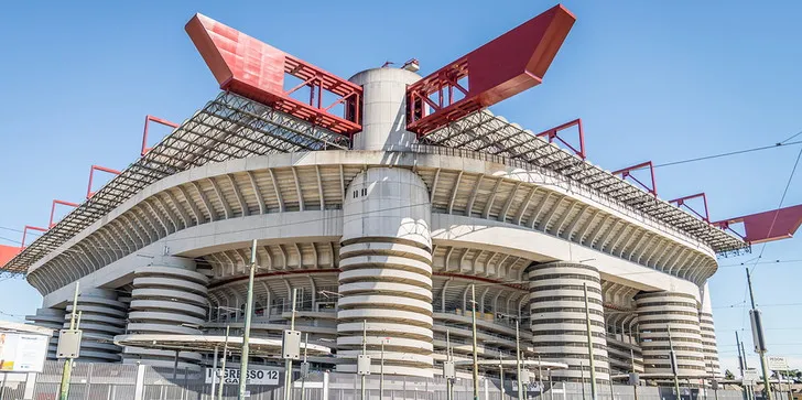 Kiến trúc ngoại thất uy nghi của sân vận động San Siro tại Milan, biểu tượng của bóng đá Ý