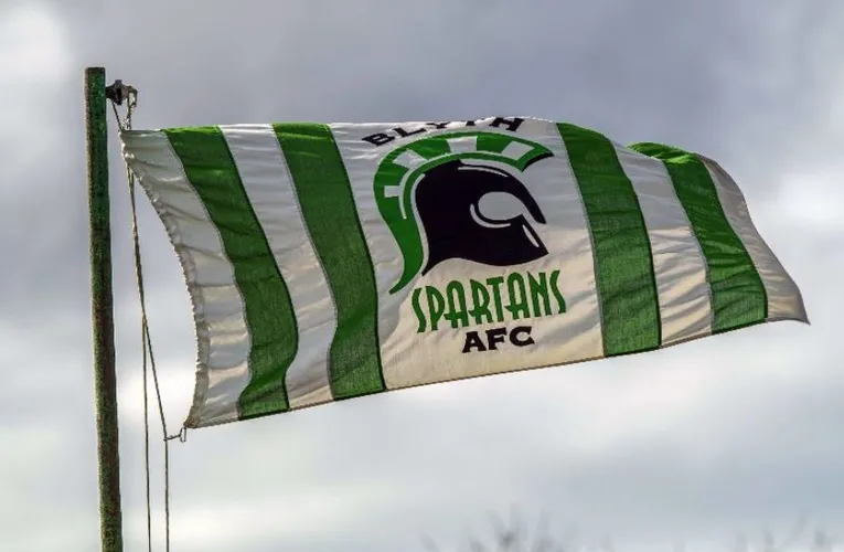 Lá cờ Blyth Spartans kiêu hãnh tung bay trên sân nhà Croft Park