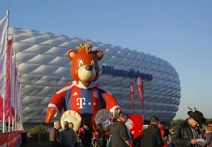 Linh vật Berni của Bayern Munich chào đón người hâm mộ