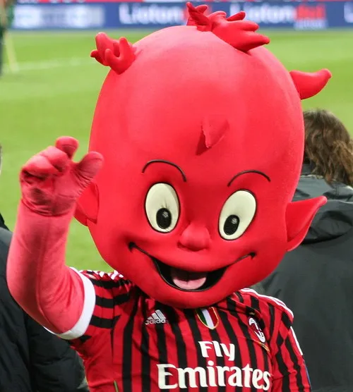 Linh vật của AC Milan, Il Diavolo, tương tác với người hâm mộ tại sân San Siro