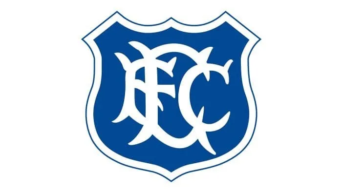 Logo Everton năm 1920 với chữ cái EFC lồng vào nhau trên nền khiên xanh