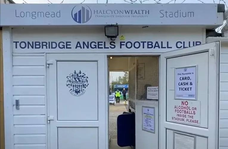 Lối vào chính của Longmead Stadium, biểu tượng của sự chào đón người hâm mộ Tonbridge Angels