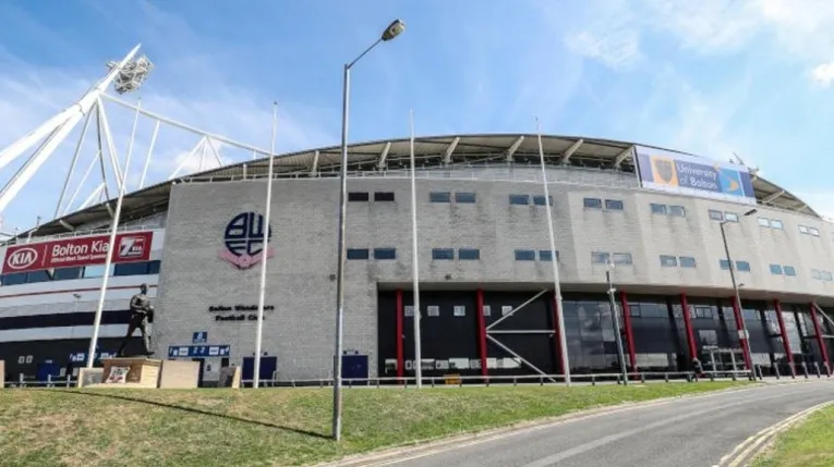 Lối vào chính của sân Toughsheet Community Stadium