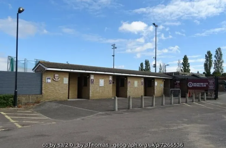 Lối vào chính của sân vận động Melbourne Community, chào đón người hâm mộ Chelmsford City