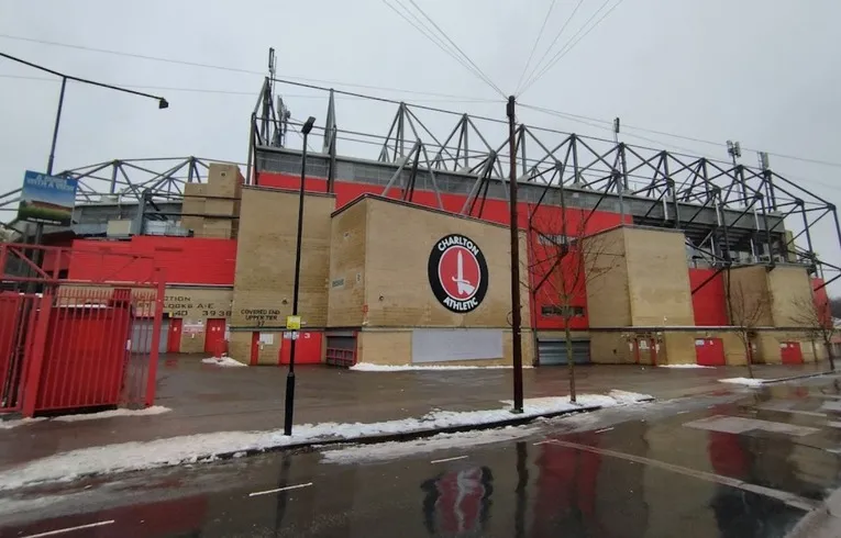Lối vào chính của sân vận động The Valley, chào đón người hâm mộ Charlton Athletic.
