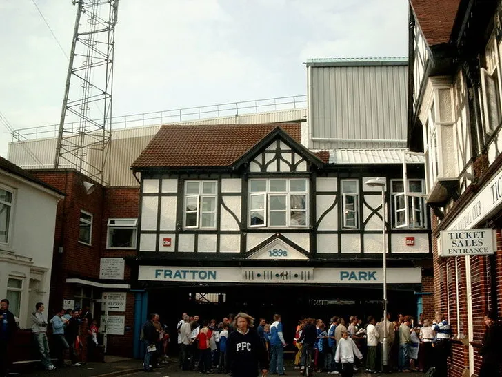 Lối vào chính dẫn đến sân Fratton Park, Portsmouth