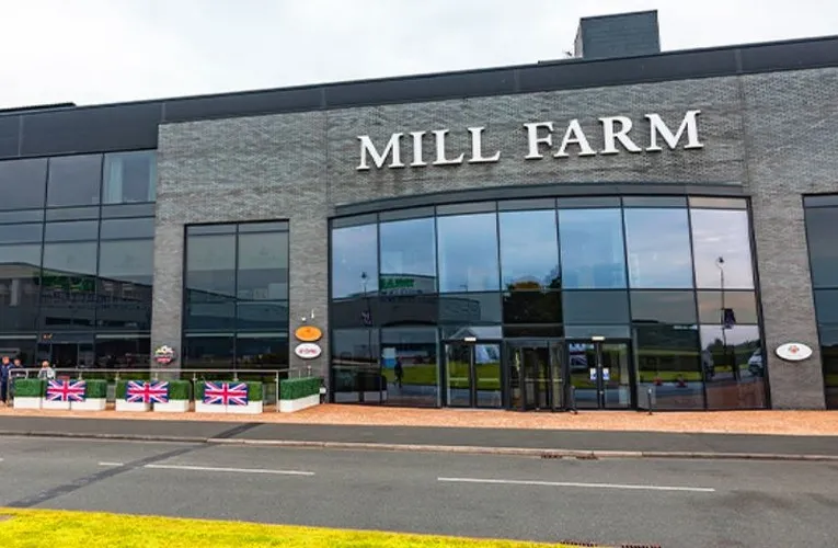 Lối vào chính hiện đại và rộng rãi của sân vận động Mill Farm, điểm đến của người hâm mộ AFC Fylde vào mỗi ngày thi đấu.