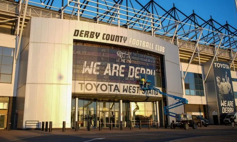Lối vào chính hoành tráng của sân vận động Pride Park, chào đón người hâm mộ đến với thánh địa bóng đá.