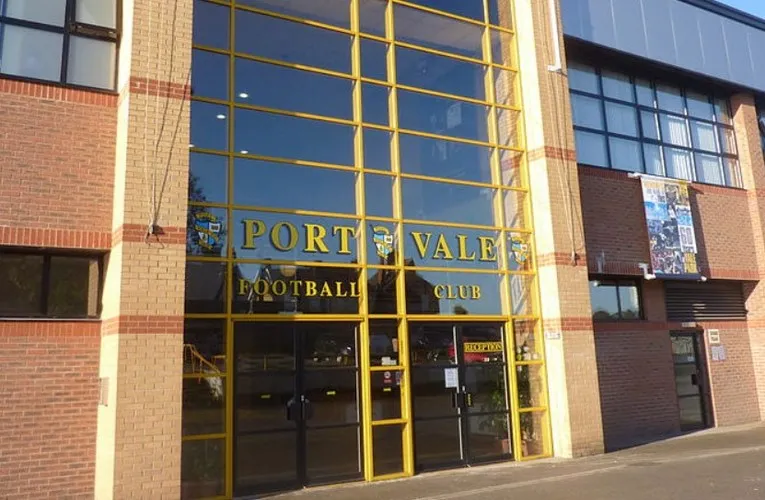 Lối vào chính hoành tráng của sân vận động Vale Park, chào đón người hâm mộ Port Vale.