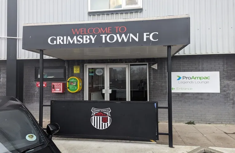 Lối vào chính sân vận động Blundell Park