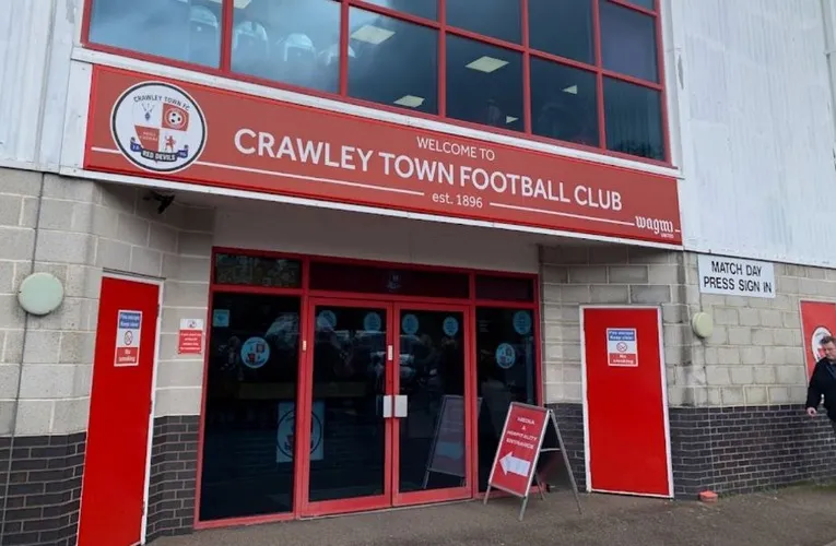Lối vào chính sân vận động Broadfield của Crawley Town, chào đón người hâm mộ đến với những trận cầu sôi động