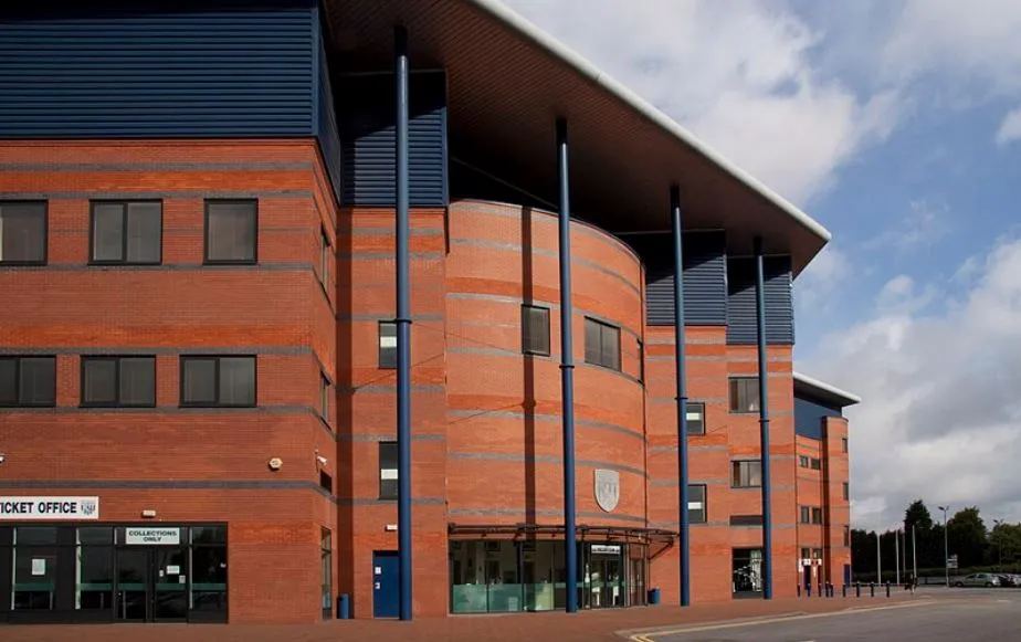 Lối vào chính sân vận động The Hawthorns, biểu tượng chào đón người hâm mộ West Brom