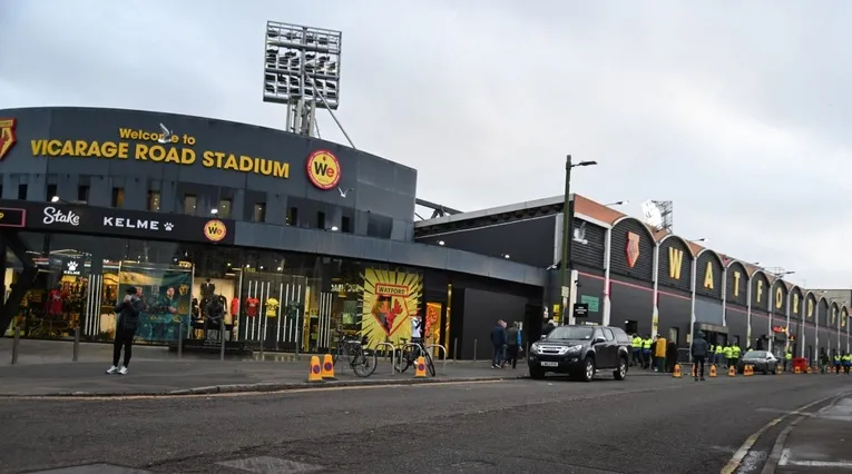 Lối vào chính và cửa hàng đồ lưu niệm của Watford FC tại sân Vicarage Road