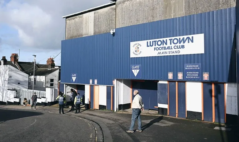 Lối vào khán đài chính Main Stand tại sân Kenilworth Road
