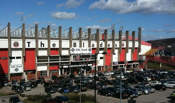 Lối vào sân Bramall Lane, thể hiện kiến trúc cổ kính và mang đậm dấu ấn lịch sử của sân vận động lâu đời nhất thế giới.