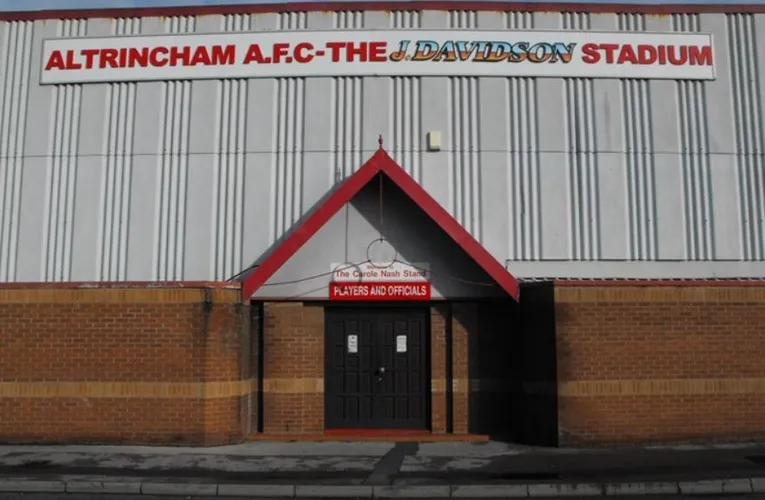 Lối vào sân dành cho cầu thủ tại Altrincham FC