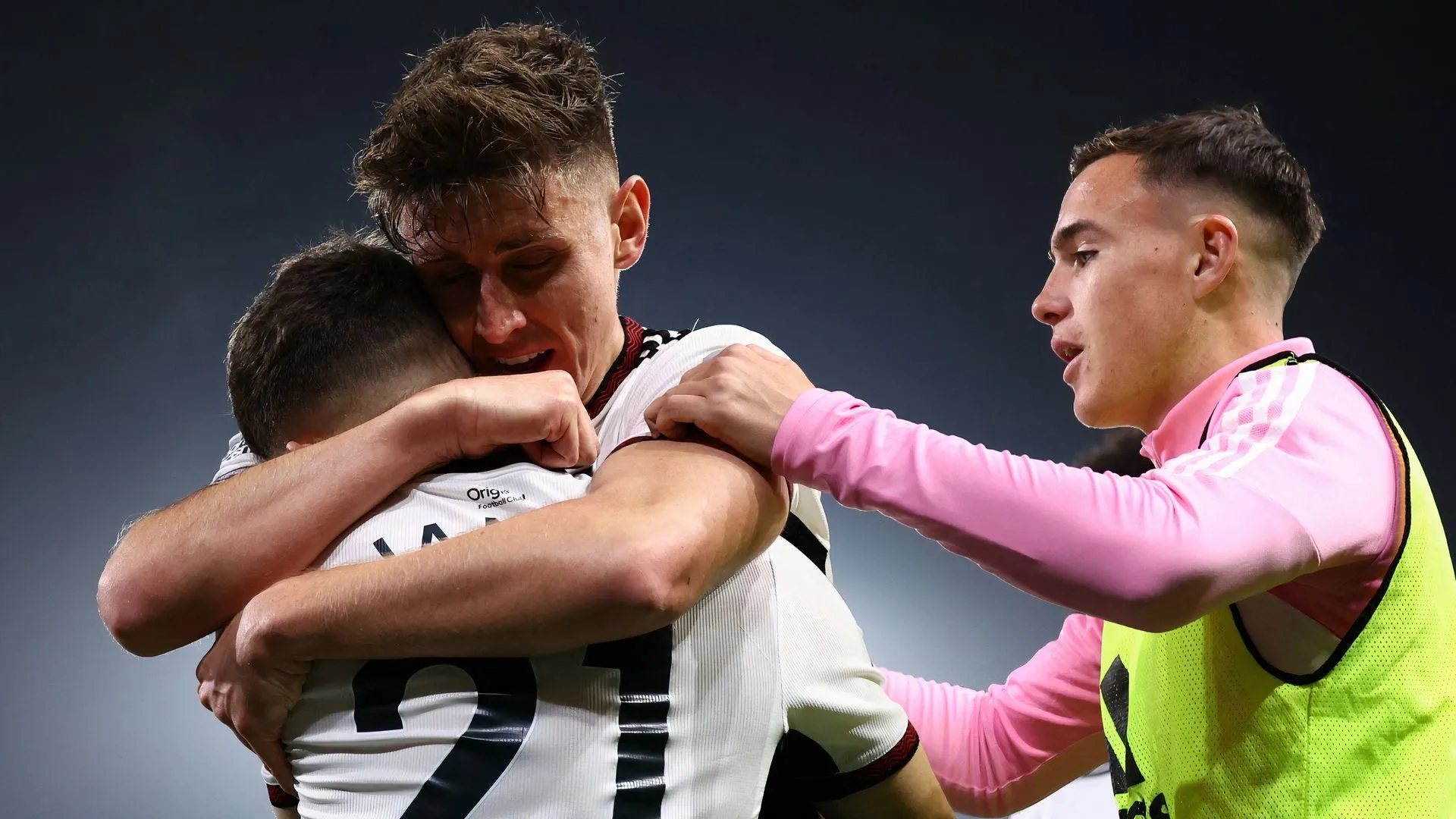 Luke Harris cùng đồng đội Tom Cairney trong trận đấu của Fulham đối đầu Manchester United.