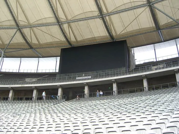 Màn hình lớn Jumbo Screen tại Olympiastadion hiển thị thông tin trận đấu