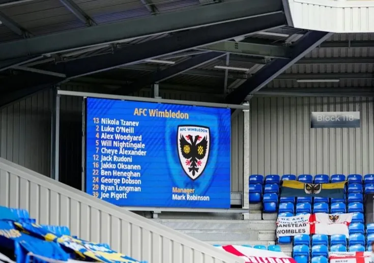 Màn hình lớn tại sân Plough Lane hiển thị đội hình AFC Wimbledon trong ngày thi đấu