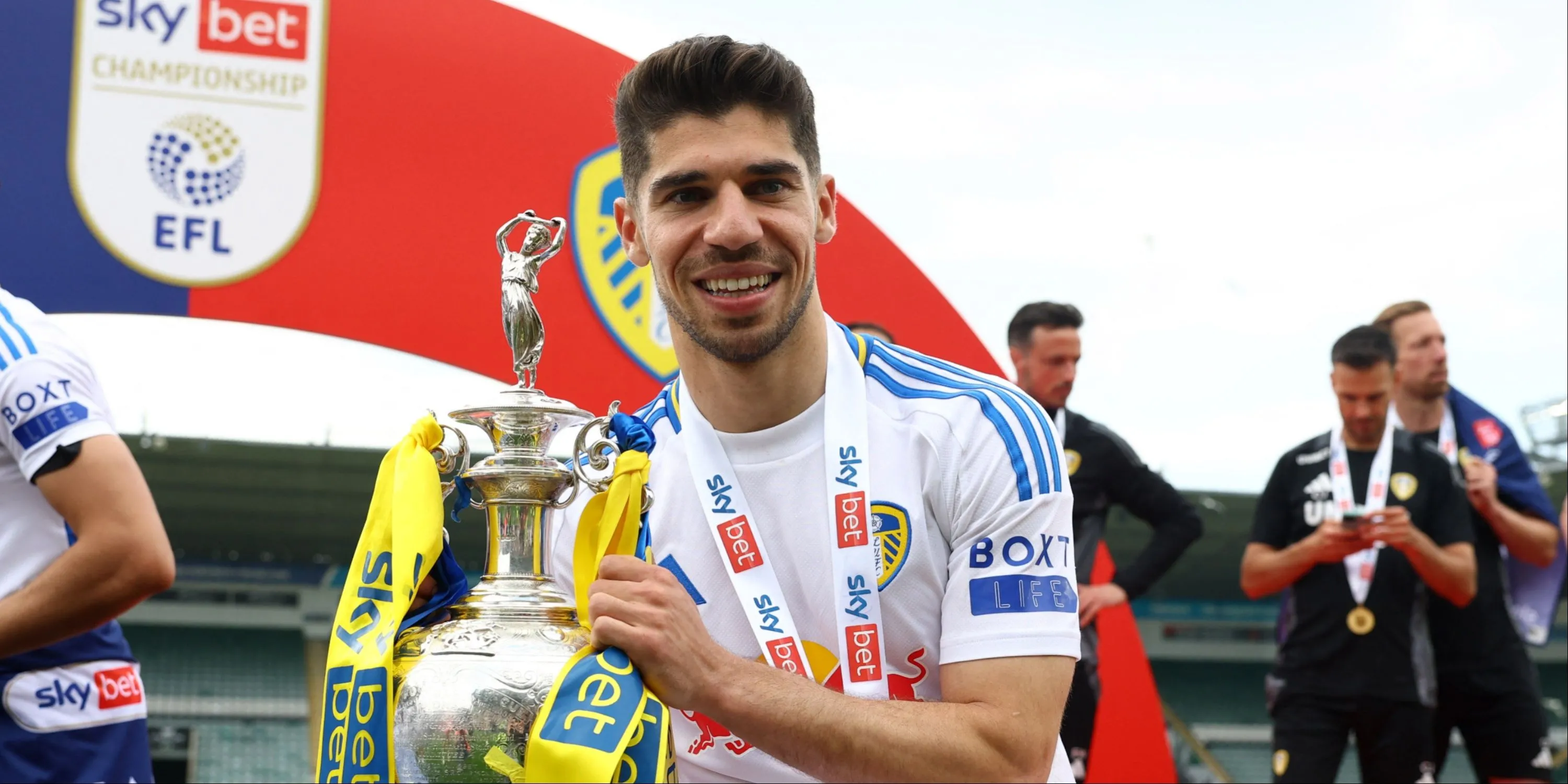 Manor Solomon, cựu cầu thủ chạy cánh của Leeds United, đã trở lại Tottenham Hotspur.