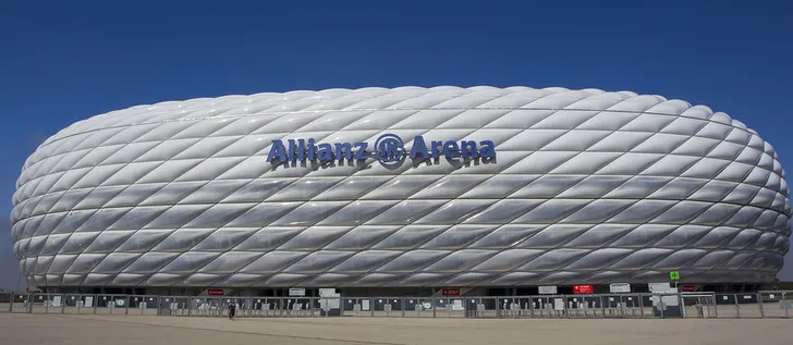 Mặt ngoài hiện đại của sân Allianz Arena nhìn từ góc rộng