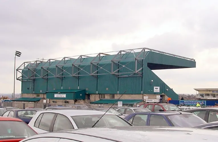 Mặt ngoài Memorial Stadium, kiến trúc sân nhà Bristol Rovers