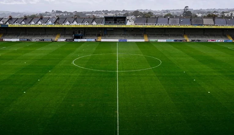Mặt sân cỏ Plainmoor Stadium Torquay trong ngày thi đấu