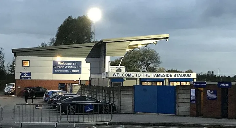 Mặt tiền hiện đại bên ngoài Tameside Stadium, ấn tượng ngay từ cái nhìn đầu tiên