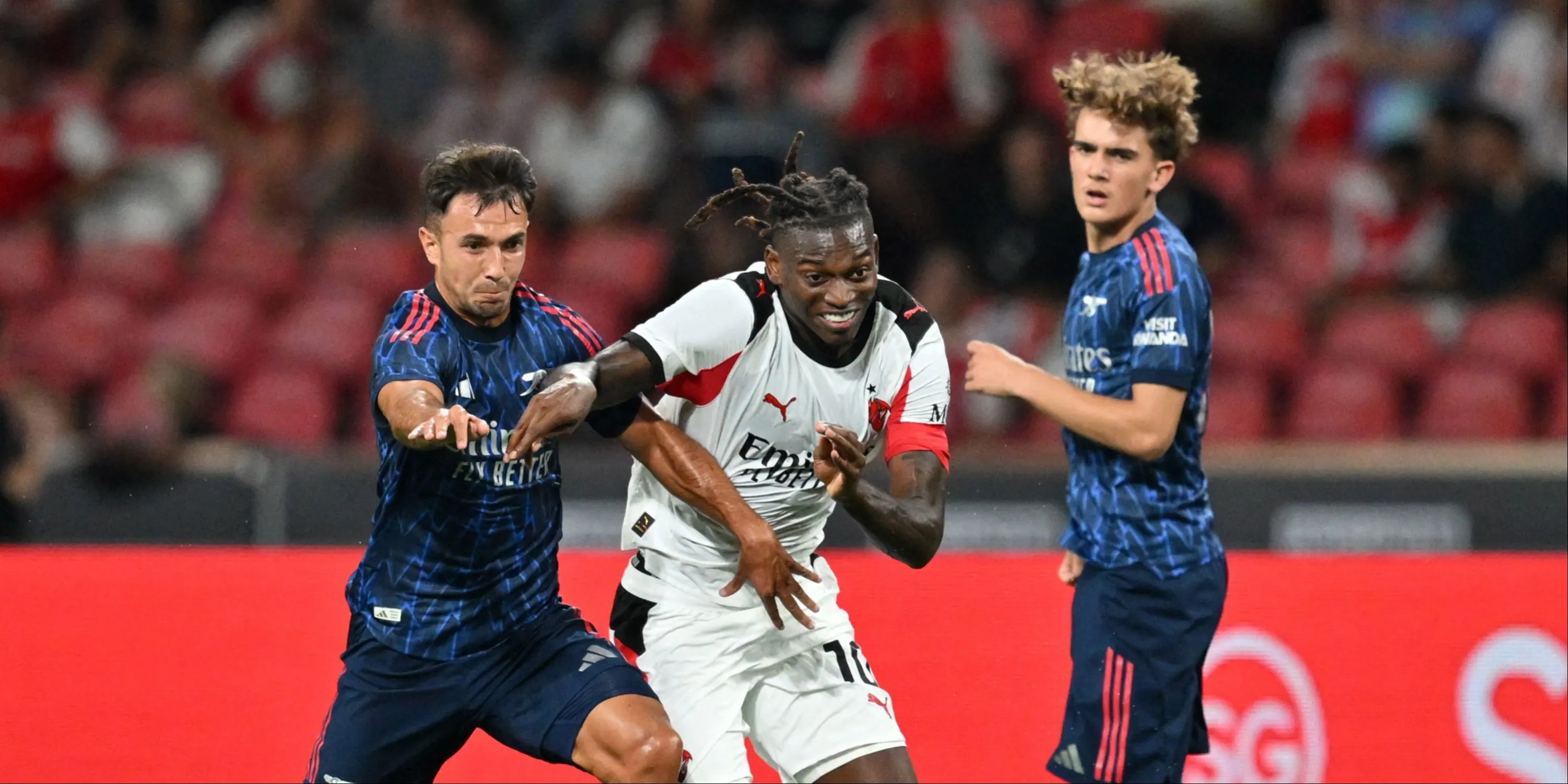 Max Dowman, Martin Zubimendi của Arsenal và Rafael Leao của AC Milan trên sân trong trận giao hữu