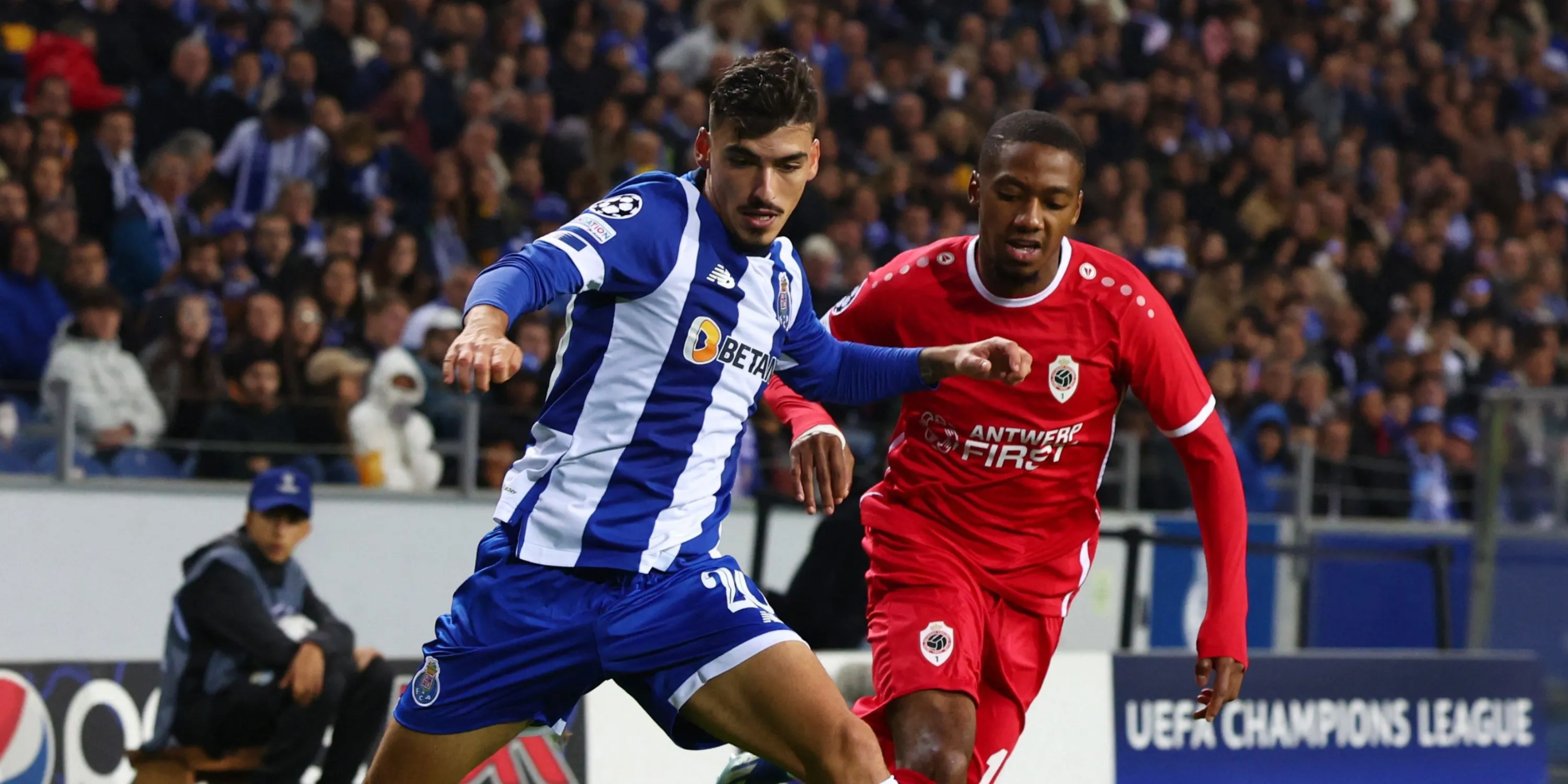 Michel-Ange Balikwisha trong màu áo Royal Antwerp thi đấu Champions League