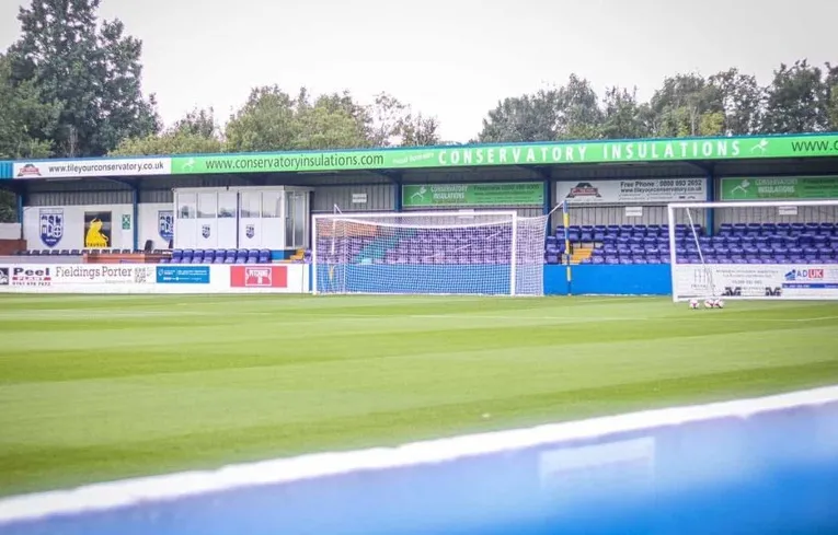 Một góc khán đài phía sau khung thành tại sân vận động Stainton Park của Radcliffe FC