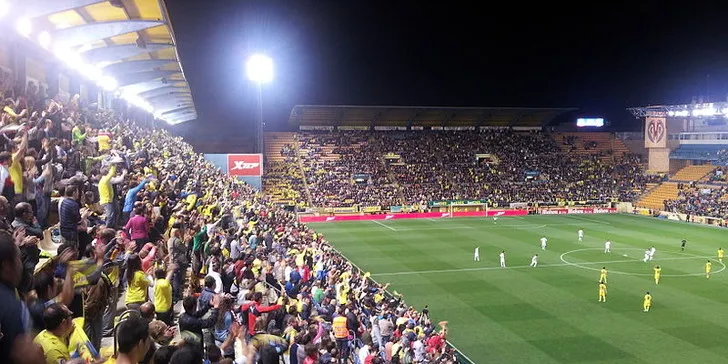 Một góc nhìn khác từ khán đài sân vận động El Madrigal (nay là Estadio de la Ceramica), cho thấy sự gần gũi giữa khán giả và cầu thủ.