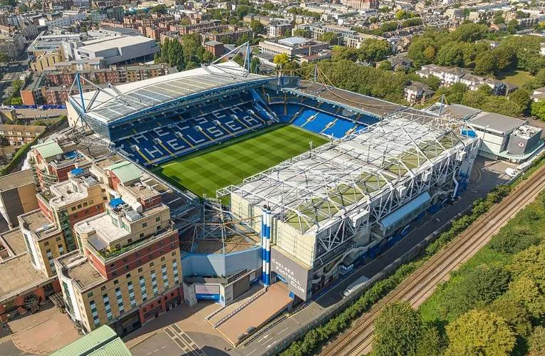 Một góc nhìn khác từ trên không của Stamford Bridge, cho thấy toàn bộ kiến trúc sân vận động và vị trí trong khu dân cư London