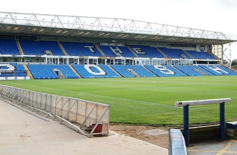Một khán đài tại Sân vận động Weston Homes, nơi CĐV Peterborough United cổ vũ.
