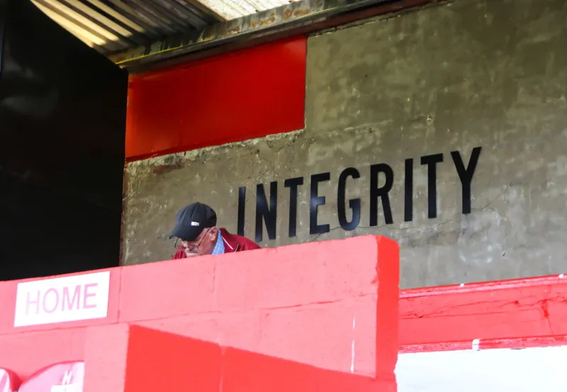 Một người hâm mộ nhiệt thành của Salford City FC thể hiện tình yêu với câu lạc bộ trên khán đài.