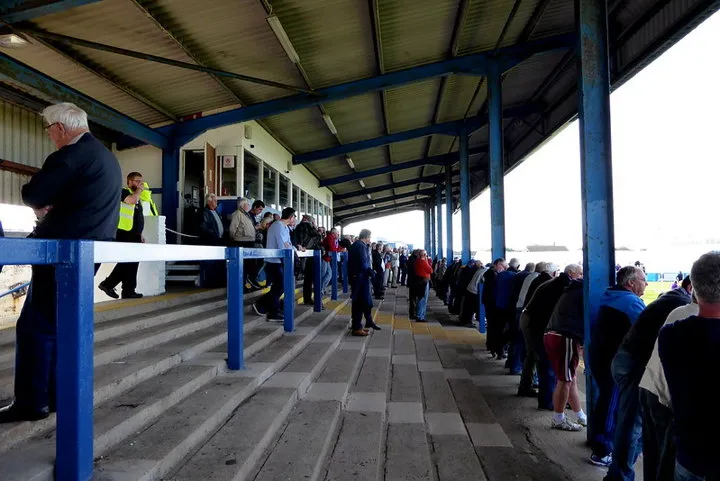 Người hâm mộ Barrow AFC cổ vũ trên khán đài đứng (terraces) tại Holker Street