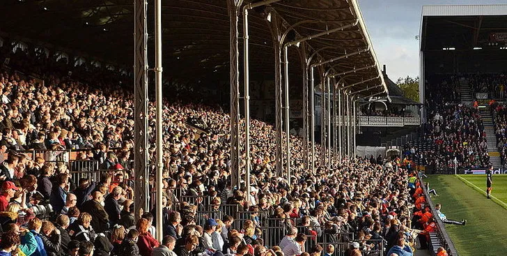 Người hâm mộ Fulham cổ vũ sôi động tại sân nhà