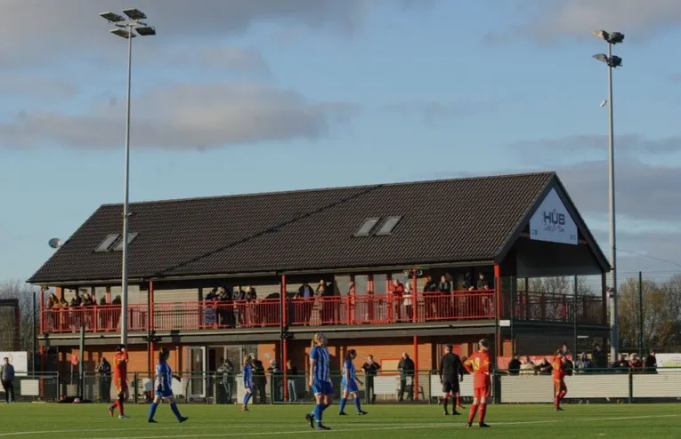 Người hâm mộ Needham Market FC theo dõi trận đấu tại Bloomfields