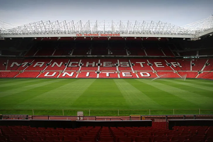 Nội thất bên trong Old Trafford, cho thấy không gian tiện nghi và hiện đại của sân vận động.