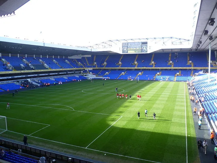 Nội thất bên trong sân vận động White Hart Lane, cho thấy không gian và thiết kế truyền thống của một sân bóng đá Anh
