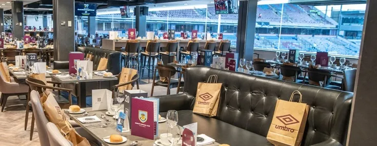 Nội thất sang trọng của khu vực hospitality tại sân vận động Turf Moor