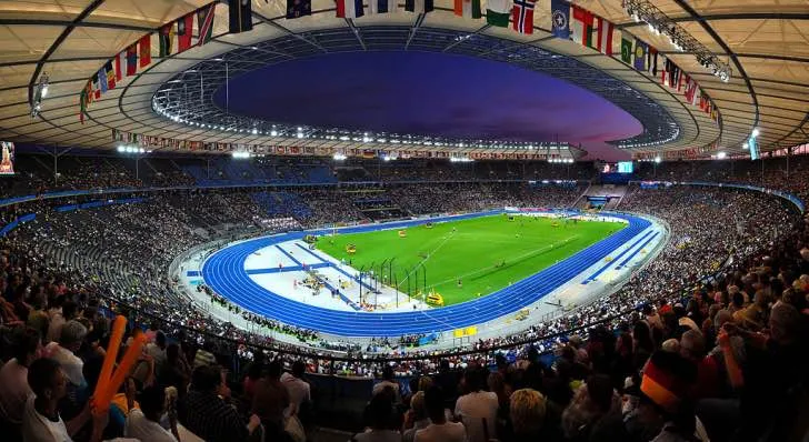 Olympiastadion Berlin rực rỡ dưới ánh đèn đêm